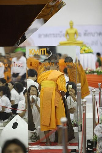 ภาพ No.8732:ประมวลภาพตักบาตรพระจอมเกล้าเจ้าคุณทหารลาดกระบัง 6 มิ.ย.2556