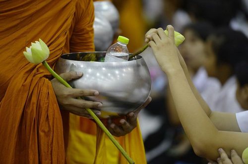 ภาพ No.8733:ประมวลภาพตักบาตรพระจอมเกล้าเจ้าคุณทหารลาดกระบัง 6 มิ.ย.2556