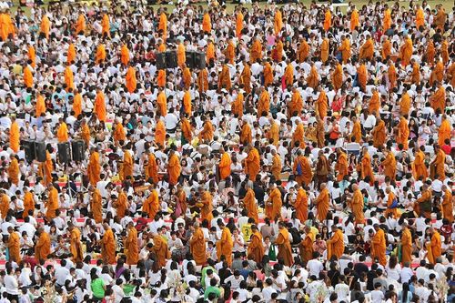 ภาพ No.8874:ประมวลภาพตักบาตรพระ 1,111 รูป มหาวิทยาลัยบูรพา