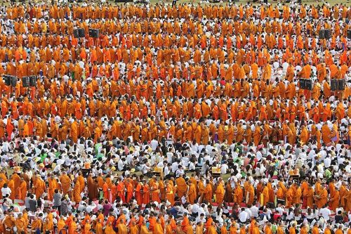 ภาพ No.8875:ประมวลภาพตักบาตรพระ 1,111 รูป มหาวิทยาลัยบูรพา