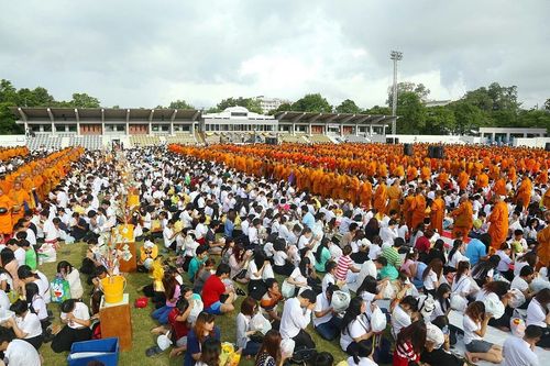 ภาพ No.8876:ประมวลภาพตักบาตรพระ 1,111 รูป มหาวิทยาลัยบูรพา