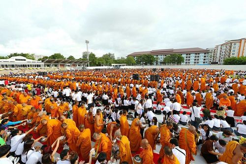 ภาพ No.8877:ประมวลภาพตักบาตรพระ 1,111 รูป มหาวิทยาลัยบูรพา