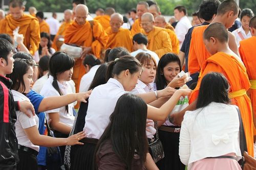 ภาพ No.8881:ประมวลภาพตักบาตรพระ 1,111 รูป มหาวิทยาลัยบูรพา