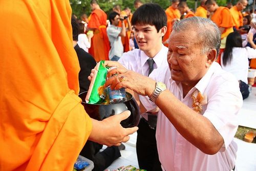 ภาพ No.8883:ประมวลภาพตักบาตรพระ 1,111 รูป มหาวิทยาลัยบูรพา