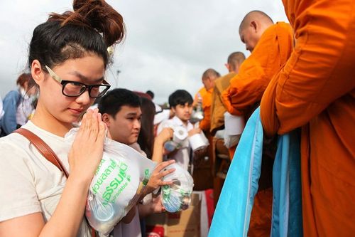 ภาพ No.8884:ประมวลภาพตักบาตรพระ 1,111 รูป มหาวิทยาลัยบูรพา