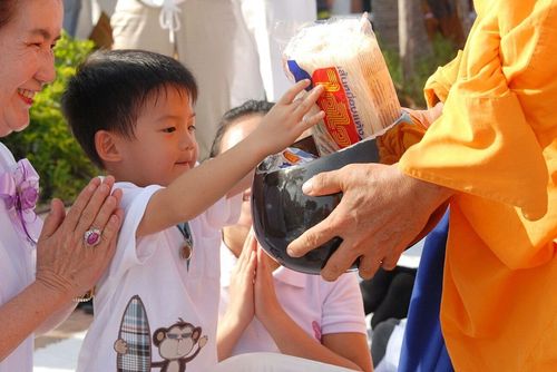 ภาพ No.8773:ประมวลภาพตักบาตรสมุทรปราการ พระ 11,111  รูป 