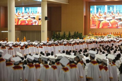 ภาพ No.8891:ประมวลภาพพิธีประสาทปริญญาบัตร DOU ปีการศึกษา 2556