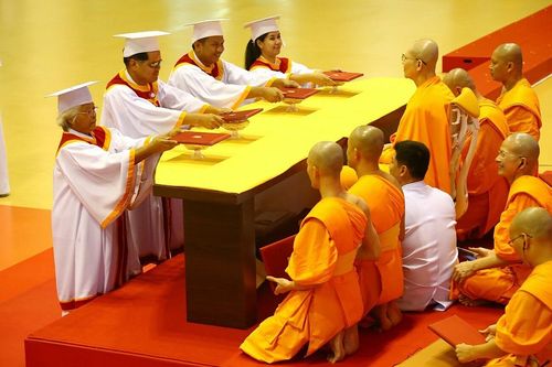 ภาพ No.8897:ประมวลภาพพิธีประสาทปริญญาบัตร DOU ปีการศึกษา 2556