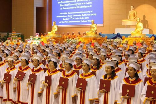 ภาพ No.8902:ประมวลภาพพิธีประสาทปริญญาบัตร DOU ปีการศึกษา 2556