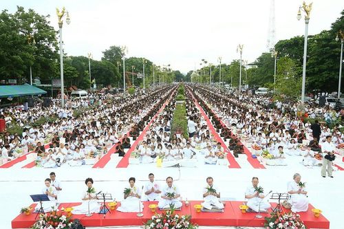 ภาพ No.9011:ประมวลภาพประเพณีตักบาตรดอกไม้ พระ 3,000 รูป
