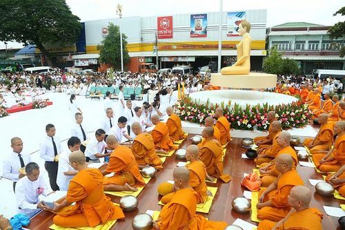 ภาพ No.9012:ประมวลภาพประเพณีตักบาตรดอกไม้ พระ 3,000 รูป