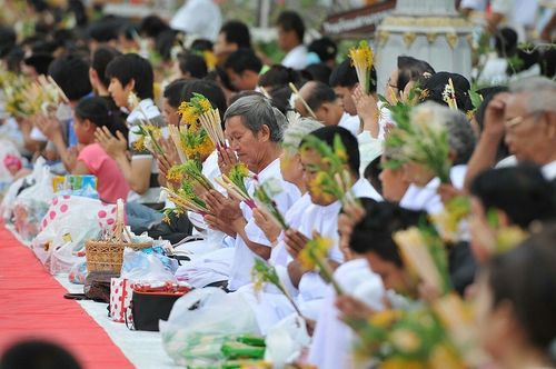 ภาพ No.9009:ประมวลภาพประเพณีตักบาตรดอกไม้ พระ 3,000 รูป
