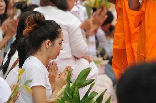 ภาพ No.9010:ประมวลภาพประเพณีตักบาตรดอกไม้ พระ 3,000 รูป