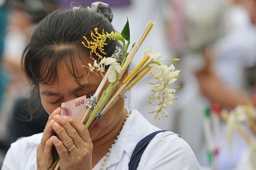 ภาพ No.9013:ประมวลภาพประเพณีตักบาตรดอกไม้ พระ 3,000 รูป