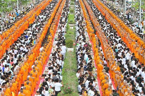 ภาพ No.9016:ประมวลภาพประเพณีตักบาตรดอกไม้ พระ 3,000 รูป