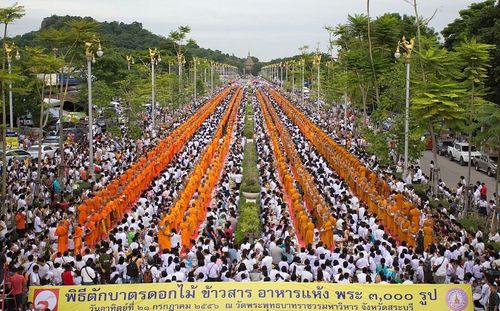 ภาพ No.9014:ประมวลภาพประเพณีตักบาตรดอกไม้ พระ 3,000 รูป