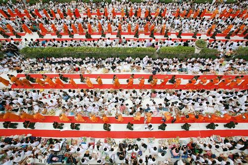 ภาพ No.9015:ประมวลภาพประเพณีตักบาตรดอกไม้ พระ 3,000 รูป