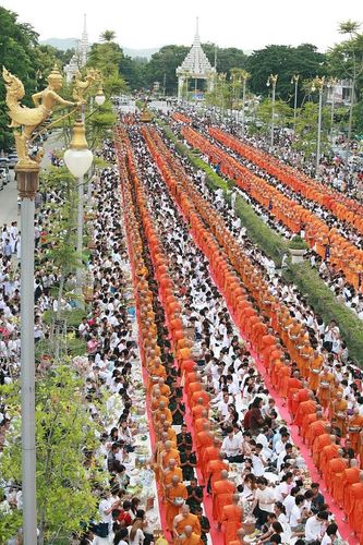 ภาพ No.9017:ประมวลภาพประเพณีตักบาตรดอกไม้ พระ 3,000 รูป
