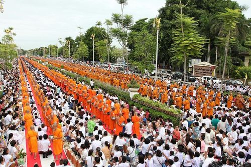 ภาพ No.9018:ประมวลภาพประเพณีตักบาตรดอกไม้ พระ 3,000 รูป