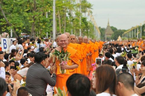 ภาพ No.9021:ประมวลภาพประเพณีตักบาตรดอกไม้ พระ 3,000 รูป