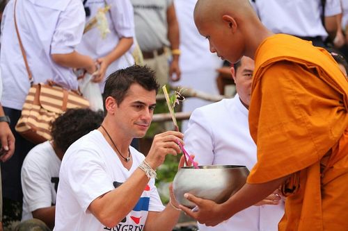 ภาพ No.9022:ประมวลภาพประเพณีตักบาตรดอกไม้ พระ 3,000 รูป