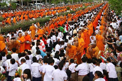 ภาพ No.9019:ประมวลภาพประเพณีตักบาตรดอกไม้ พระ 3,000 รูป