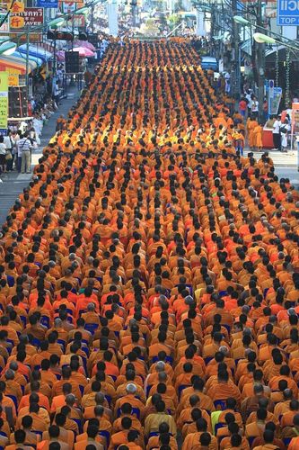 ภาพ No.9110:ประมวลภาพตักบาตรหาดใหญ่พระ 10,000 รูป วันที่ 18 สิงหาคม 2556