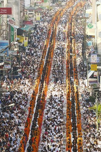 ภาพ No.9111:ประมวลภาพตักบาตรหาดใหญ่พระ 10,000 รูป วันที่ 18 สิงหาคม 2556