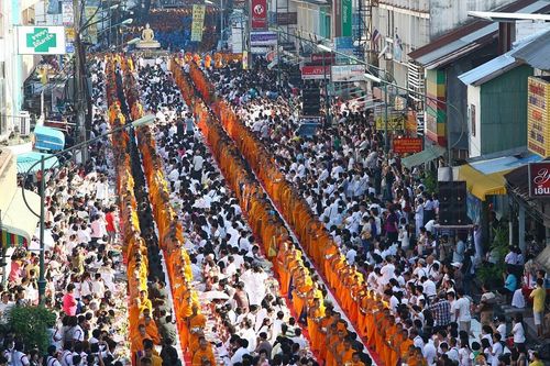 ภาพ No.9113:ประมวลภาพตักบาตรหาดใหญ่พระ 10,000 รูป วันที่ 18 สิงหาคม 2556