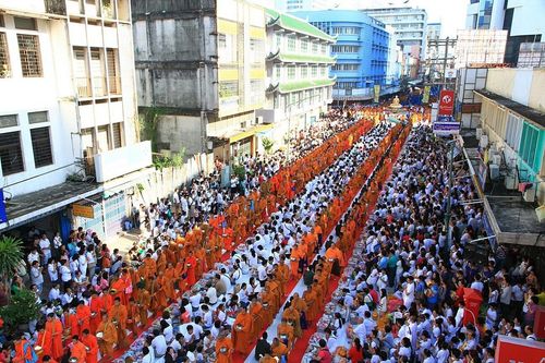 ภาพ No.9112:ประมวลภาพตักบาตรหาดใหญ่พระ 10,000 รูป วันที่ 18 สิงหาคม 2556