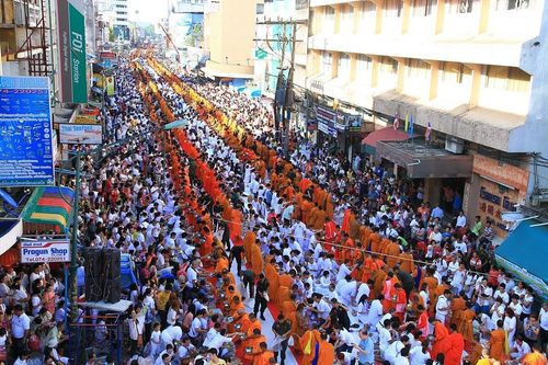 ภาพ No.9114:ประมวลภาพตักบาตรหาดใหญ่พระ 10,000 รูป วันที่ 18 สิงหาคม 2556