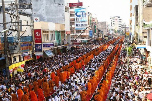ภาพ No.9115:ประมวลภาพตักบาตรหาดใหญ่พระ 10,000 รูป วันที่ 18 สิงหาคม 2556