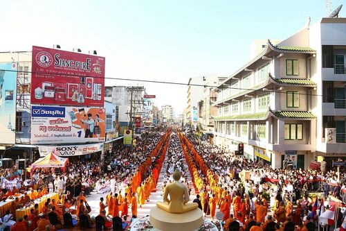 ภาพ No.9116:ประมวลภาพตักบาตรหาดใหญ่พระ 10,000 รูป วันที่ 18 สิงหาคม 2556