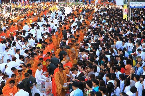 ภาพ No.9124:ประมวลภาพตักบาตรหาดใหญ่พระ 10,000 รูป วันที่ 18 สิงหาคม 2556