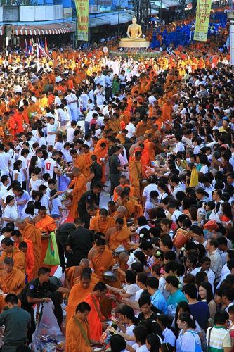 ภาพ No.9118:ประมวลภาพตักบาตรหาดใหญ่พระ 10,000 รูป วันที่ 18 สิงหาคม 2556