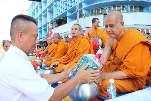 ภาพ No.9117:ประมวลภาพตักบาตรหาดใหญ่พระ 10,000 รูป วันที่ 18 สิงหาคม 2556