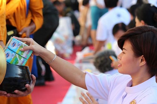 ภาพ No.9119:ประมวลภาพตักบาตรหาดใหญ่พระ 10,000 รูป วันที่ 18 สิงหาคม 2556