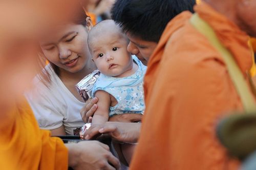 ภาพ No.9121:ประมวลภาพตักบาตรหาดใหญ่พระ 10,000 รูป วันที่ 18 สิงหาคม 2556
