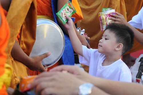 ภาพ No.9122:ประมวลภาพตักบาตรหาดใหญ่พระ 10,000 รูป วันที่ 18 สิงหาคม 2556