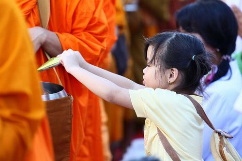ภาพ No.9120:ประมวลภาพตักบาตรหาดใหญ่พระ 10,000 รูป วันที่ 18 สิงหาคม 2556