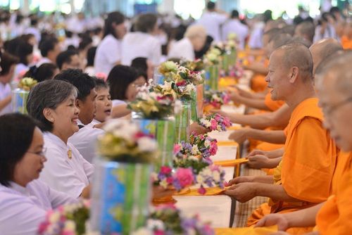 ภาพ No.9132:ประมวลภาพพิธีถวายกองทุนรักษาพระภิกษุ - สามเณรอาพาธ เนื่องในวันธรรมชัย2556