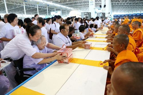 ภาพ No.9136:ประมวลภาพพิธีถวายกองทุนรักษาพระภิกษุ - สามเณรอาพาธ เนื่องในวันธรรมชัย2556