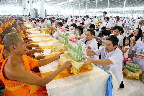 ภาพ No.9137:ประมวลภาพพิธีถวายกองทุนรักษาพระภิกษุ - สามเณรอาพาธ เนื่องในวันธรรมชัย2556