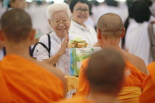 ภาพ No.9138:ประมวลภาพพิธีถวายกองทุนรักษาพระภิกษุ - สามเณรอาพาธ เนื่องในวันธรรมชัย2556