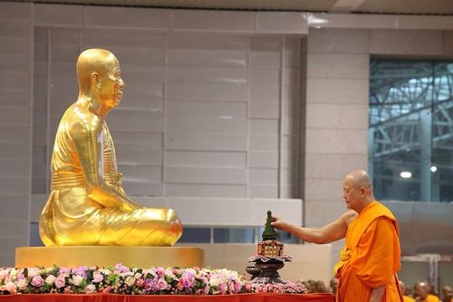 ภาพ No.9168:พิธีอัญเชิญรูปหล่อทองคำหลวงปู่ วันครูวิชชาธรรมกาย 2556