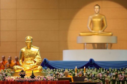 พิธีอัญเชิญรูปหล่อทองคำหลวงปู่ วันครูวิชชาธรรมกาย 2556