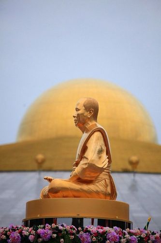 ภาพ No.9173:พิธีอัญเชิญรูปหล่อทองคำหลวงปู่ วันครูวิชชาธรรมกาย 2556