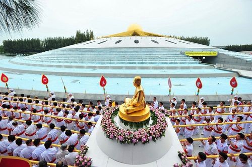 ภาพ No.9169:พิธีอัญเชิญรูปหล่อทองคำหลวงปู่ วันครูวิชชาธรรมกาย 2556