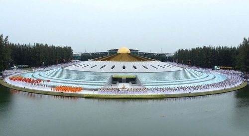 ภาพ No.9172:พิธีอัญเชิญรูปหล่อทองคำหลวงปู่ วันครูวิชชาธรรมกาย 2556