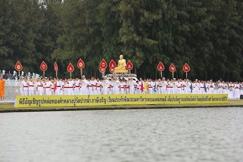 ภาพ No.9171:พิธีอัญเชิญรูปหล่อทองคำหลวงปู่ วันครูวิชชาธรรมกาย 2556